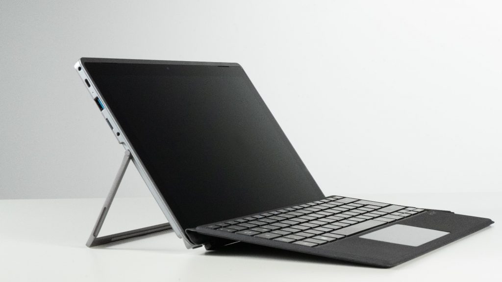 Laptop in front of a white-grey background
